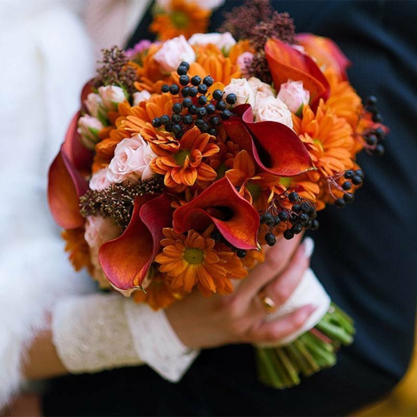 bouquet de mariée automnal sureau chrysanthèmes lis de calla