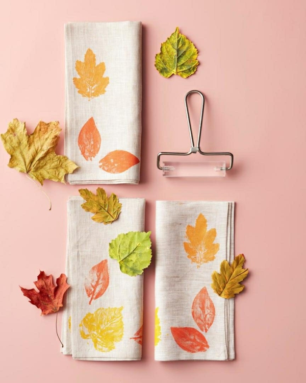 bricolage automne serviettes de table décorées avec des feuilles