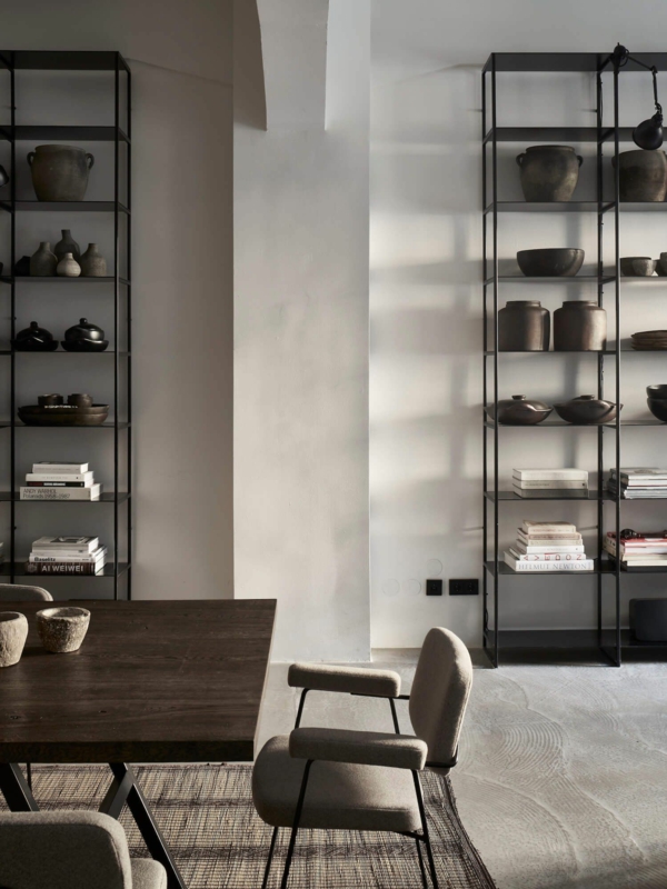 déco salon minimaliste 2020 étagères en métal table industrielle sol en béton