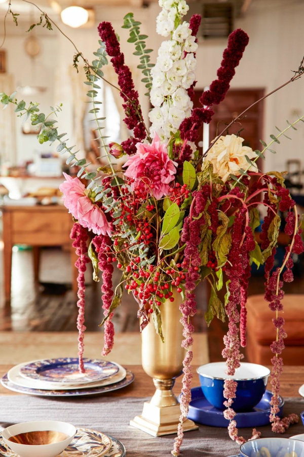 décoration florale automnale chrysanthèmes baies de rowan