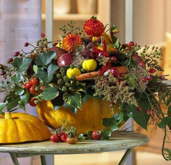 décoration florale automne pommes baies d'églantier carrottes fleurs
