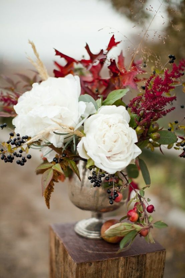 décoration florale d'automne baies roses blanches extérieur