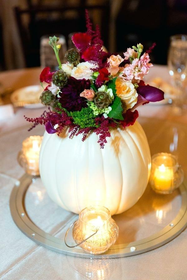 décoration florale d'automne citrouille blanche bougies fleurs