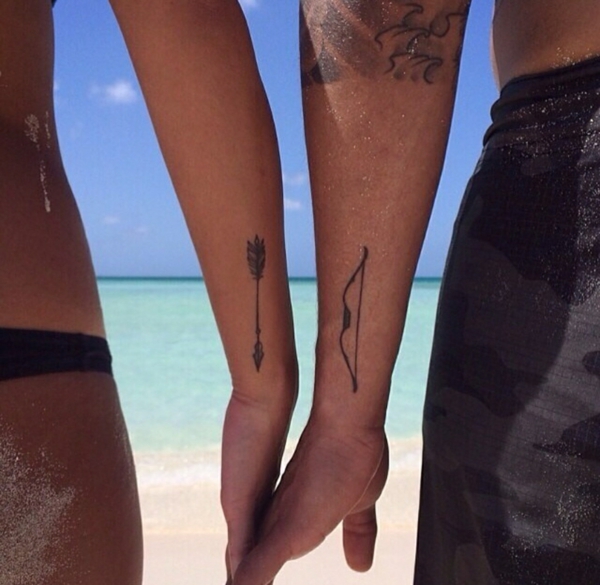 tatouage complémentaire arc et flèche pour couple