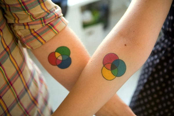 tatouage complémentaire cercles colorés couple
