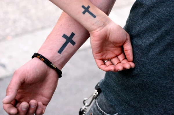 tatouage complémentaire couple croix noire