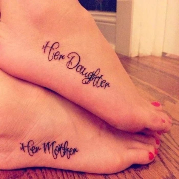 tatouage complémentaire inscription sur le pied mère et fille