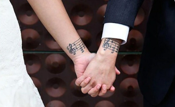 tatouage complémentaire portée musicale pour couple