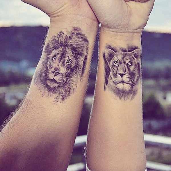 tatouage complémentaire pour couple lion sur le poignet
