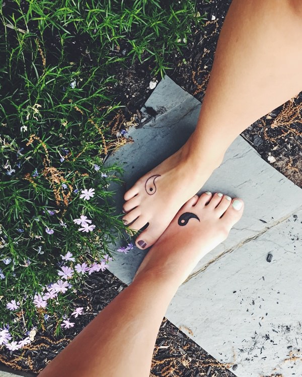 tatouage complémentaire pour meilleures amies yin et yang sur le pied