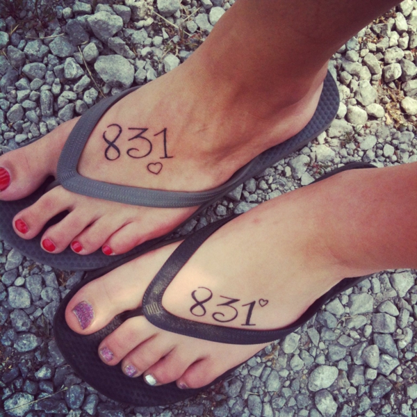 tatouage complémentaire pour soeurs numéro sur le pied