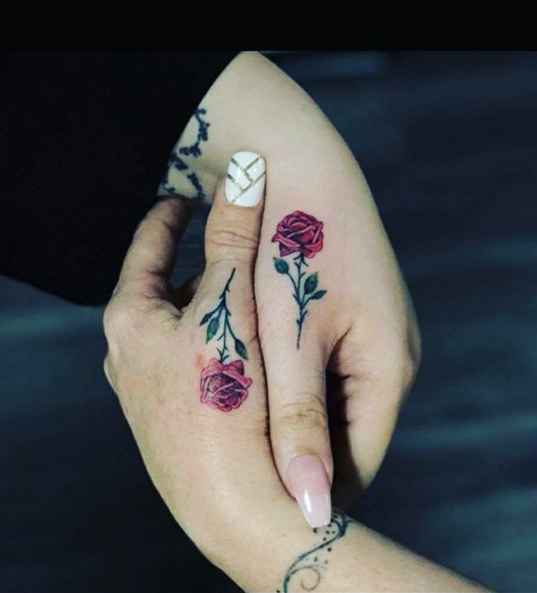 tatouage complémentaire rose meilleures amies