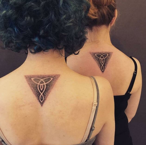 tatouage complémentaire trinagle stylisé sur le dos pour soeurs