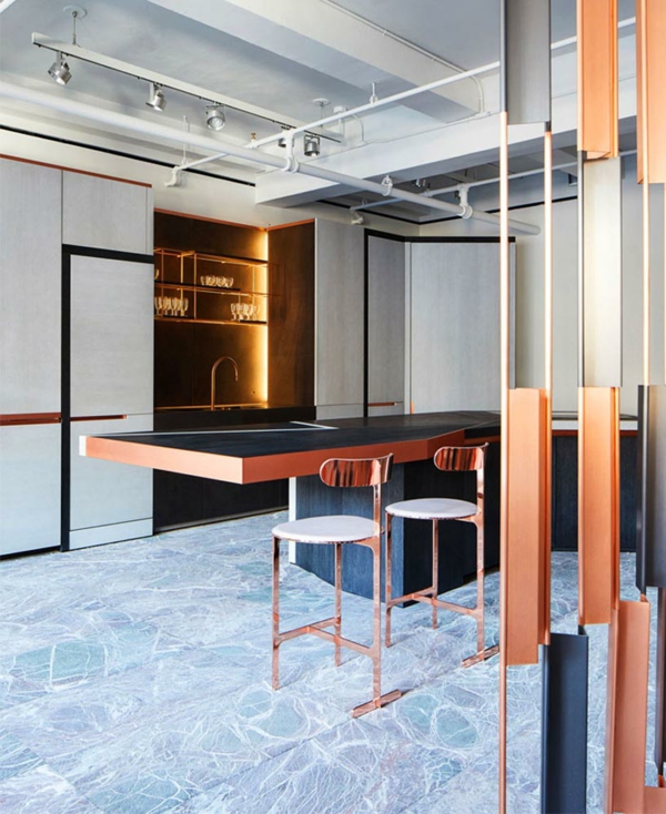 tendances cuisine 2020 dalles en marbre mobilier industriel système d'éclairage en métal