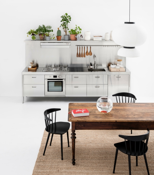tendances cuisine 2020 murs blancs table en bois équipement de cuisine en métal
