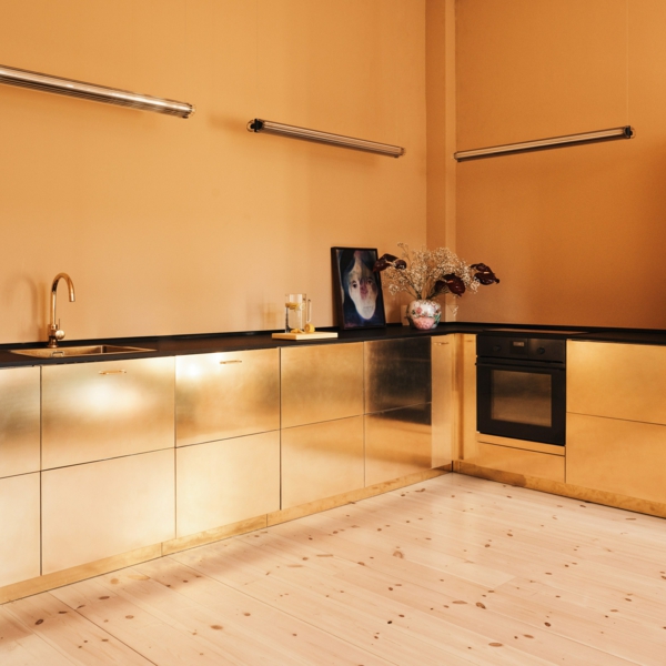 tendances cuisine 2020 sol en bois clair armoires finition dorée murs en orange terrestre
