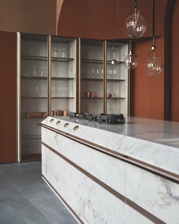 tendances cuisine 2020 îlot central marbre armoires de cuisine encastrées murs brun ocre