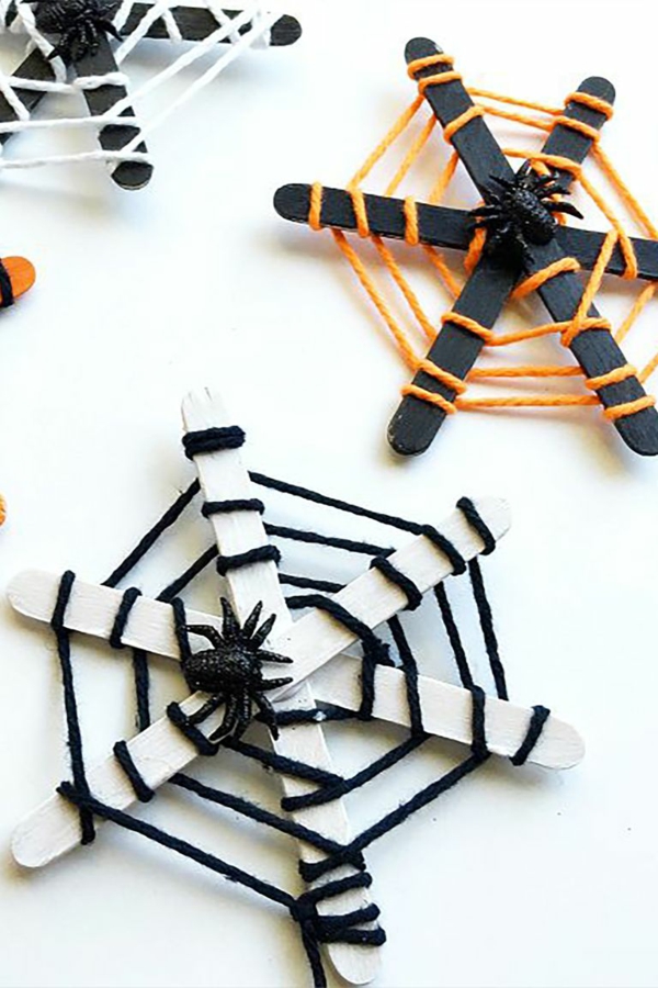 bricolage halloween toile d'araignée en bâtonnets de glace