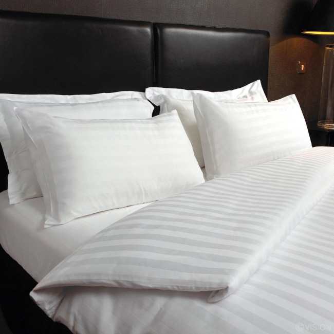 couvre-lit satin blanc à rayures