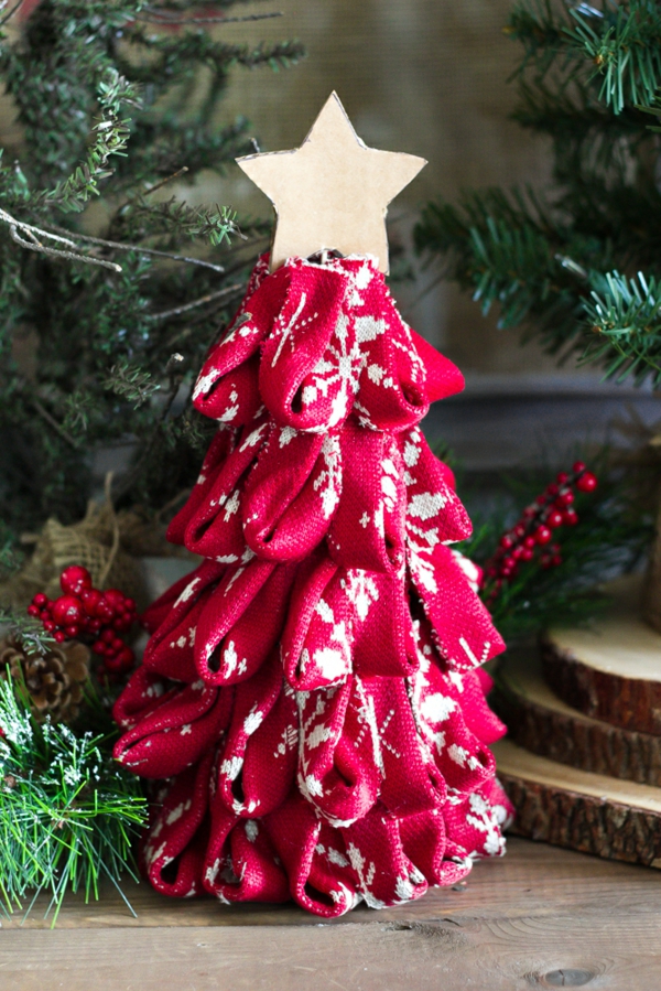 idée de décoration Noël diy mini-sapin fait d'un cône de mousse florale et de ruban coloré
