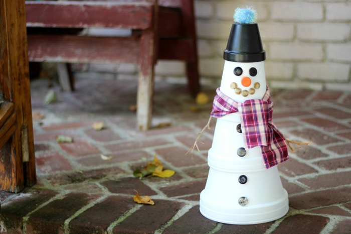 diy déco festive bonhomme de neige en chaussette ou en pot de fleurs