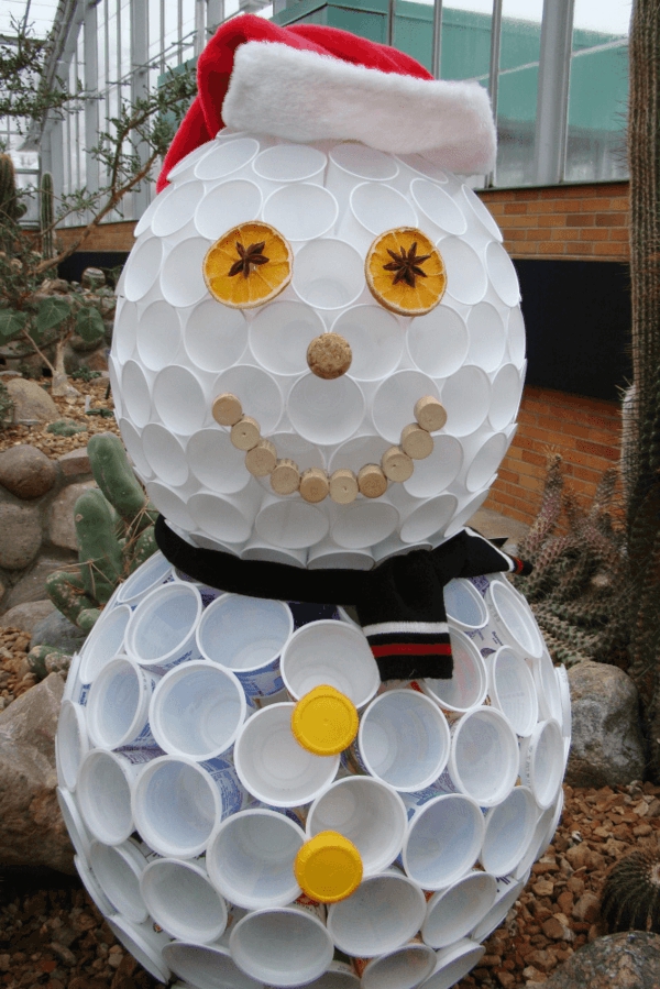 idée de décoration Noël diy bonhomme de neige fait de gobelets plastique déco de jardin