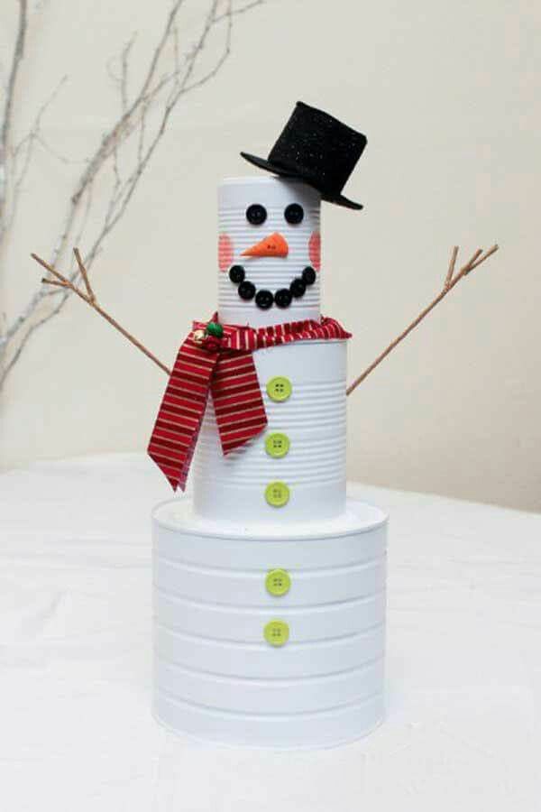 idée décoration Noël à fabriquer soi-même bonhomme de neige fait de boîtes de conserve