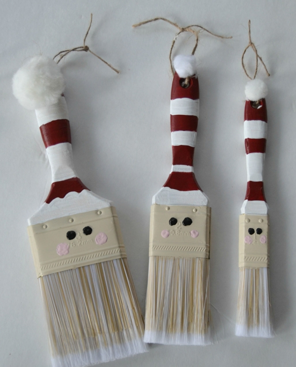 idée de décoration de Noël à fabriquer soi-même bonhommes de neige faits à partir de brosses de peinture