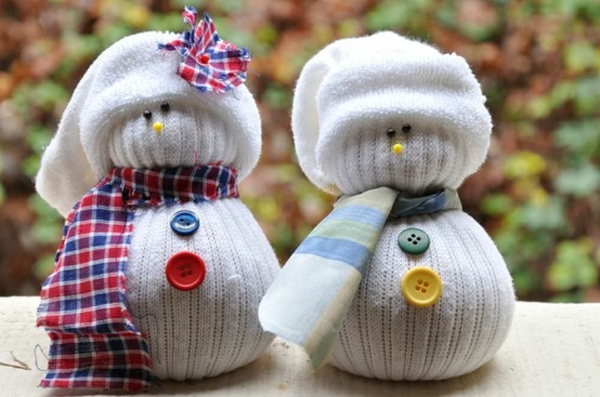 idée de décoration Noël diy bonhommes de neige faits de chaussettes et de riz