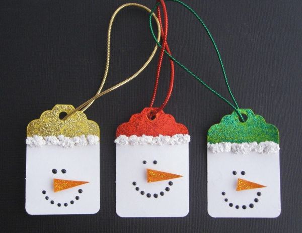 idée de décoration de Noël à fabriquer soi-même bonhommes de neige faits d'étiquettes en carton