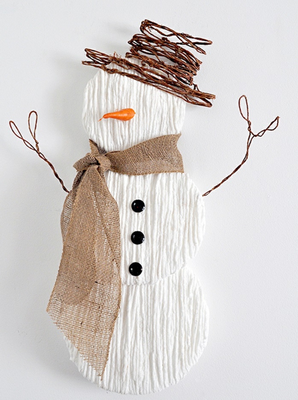 idée de décoration de Noël à fabriquer soi-même bonhomme de neige fait de papier d'artisanat fil métallique et toile de jute