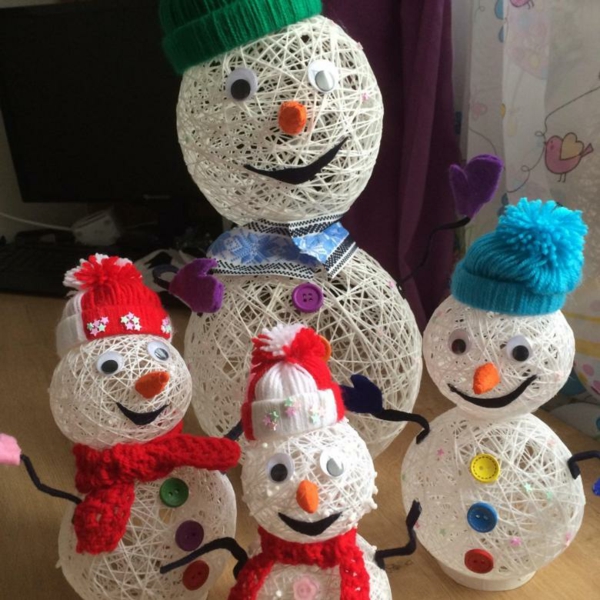 idée déco Noël à fabriquer soi-même bonhommes de neige confectionnés de fil blanc