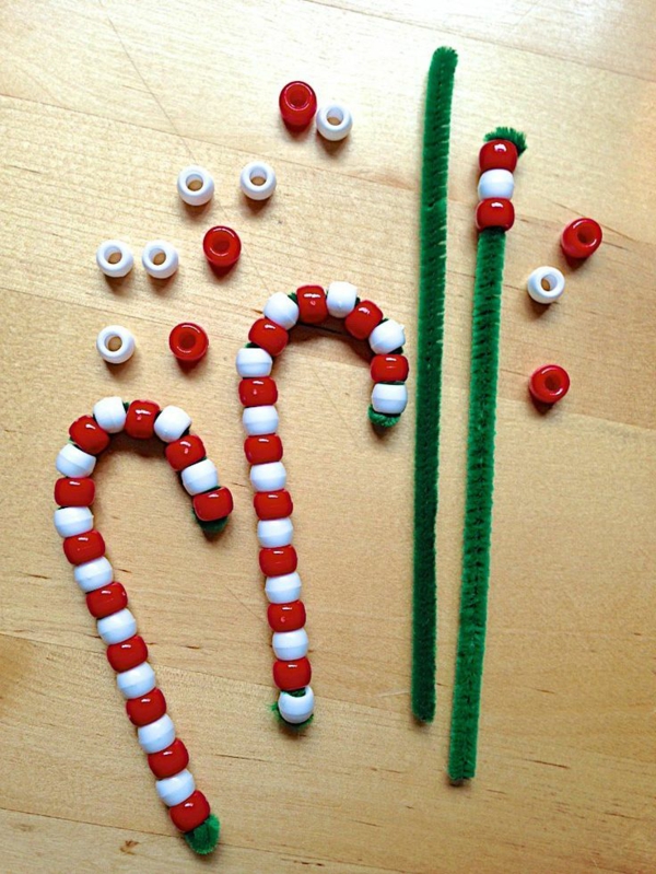 idée de décoration de Noël à fabriquer soi-même cannes de sucre faites de cure-pipes et perles plastique