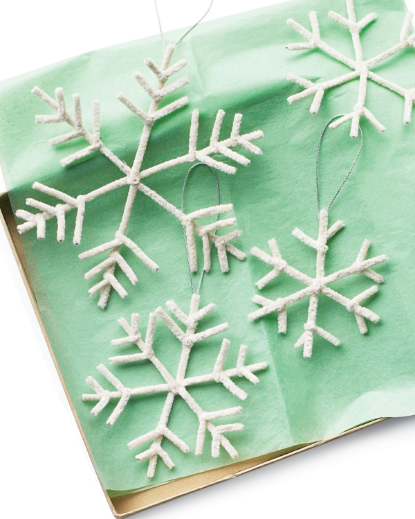 idée de décoration Noël diy flocons de neige de cure-pipes blancs