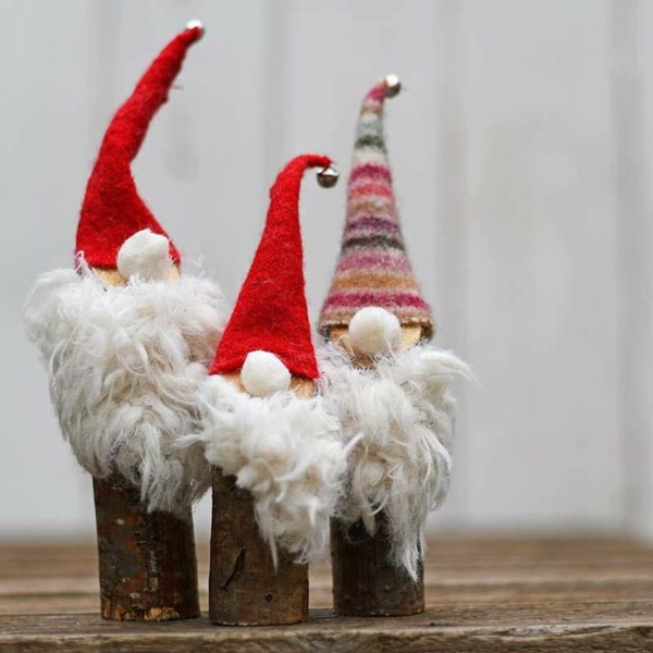 idée décoration Noël à fabriquer soi-même gnomes de noël faits de bois et textile