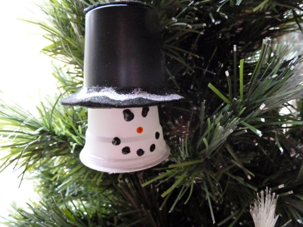 idée déco Noël à fabriquer soi-même bonhomme de neige fait de gobelet plastique