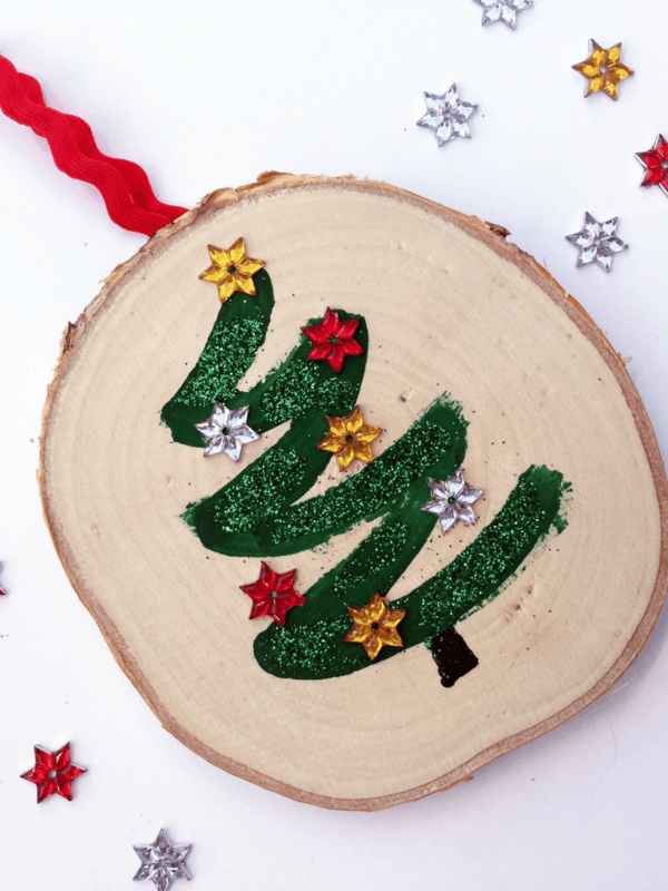 idée décoration Noël à fabriquer soi-même ornement de sapin fait de rondelle de bois