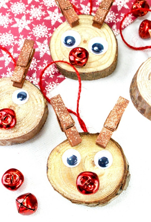 idée déco Noël à fabriquer soi-même rennes de père noël faits de rondelles bois et pinces à linge