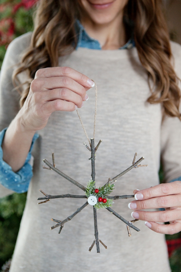 idée décoration Noël à fabriquer soi-même flocon de neige fait de branchage