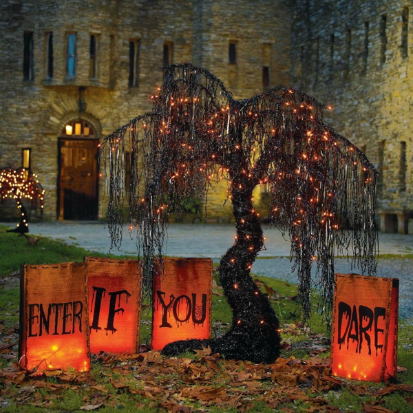 idée de déco extérieure pour halloween arbre orné de lampes led