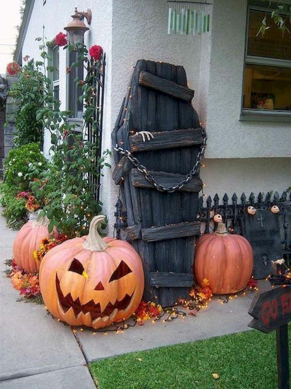 idée de décoration extérieur halloween diy coffre de momie réalisé de planches de bois