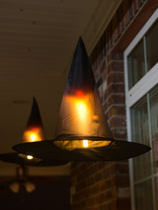 idée de déco extérieure pour halloween chapeaux de sorcières avec des lampes led déco terrasse