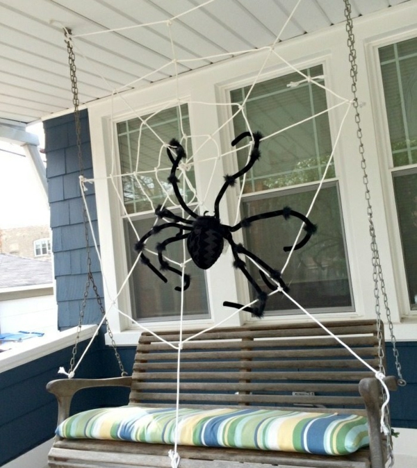 idée de décoration halloween extérieur fait maison toile d'araignée géante sur la terrasse