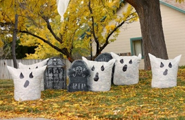 idée de décoration halloween extérieur fait maison fantômes sacs de poubelle pleins de feuilles