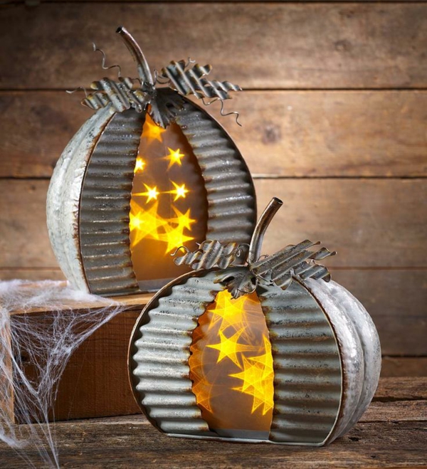idée de décor halloween extérieur lanternes en métal avec des lampes led