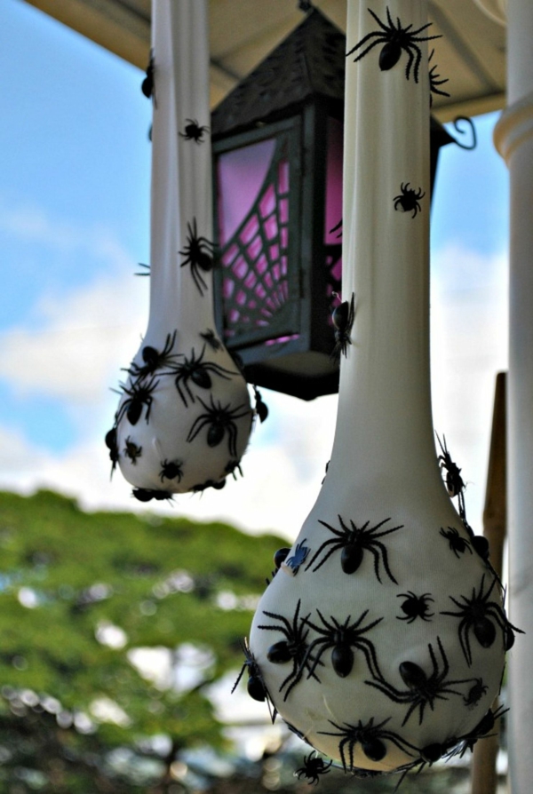 idée de décoration extérieur halloween diy sacs d'oeufs d'araignées faits de collants