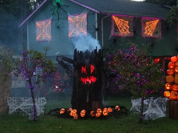 idée de décor halloween extérieur tronc d'arbre illuminant
