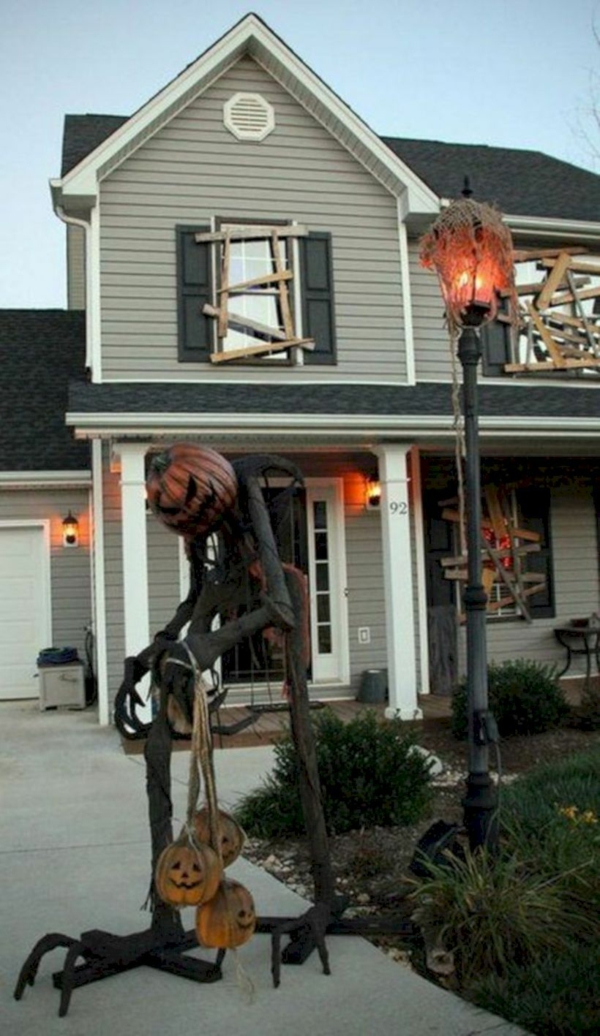 idée de décoration halloween extérieur fait maison figure terrifiante en bois et métal
