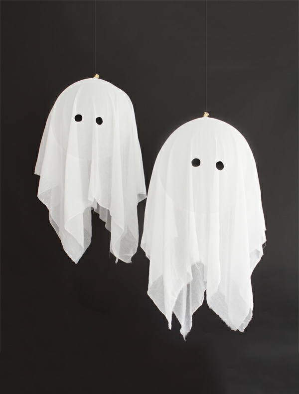 fabriquer un fantôme pour halloween de ballon et coton de fromage