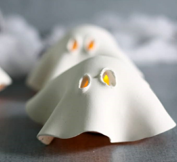 fabriquer un fantôme pour halloween en argile